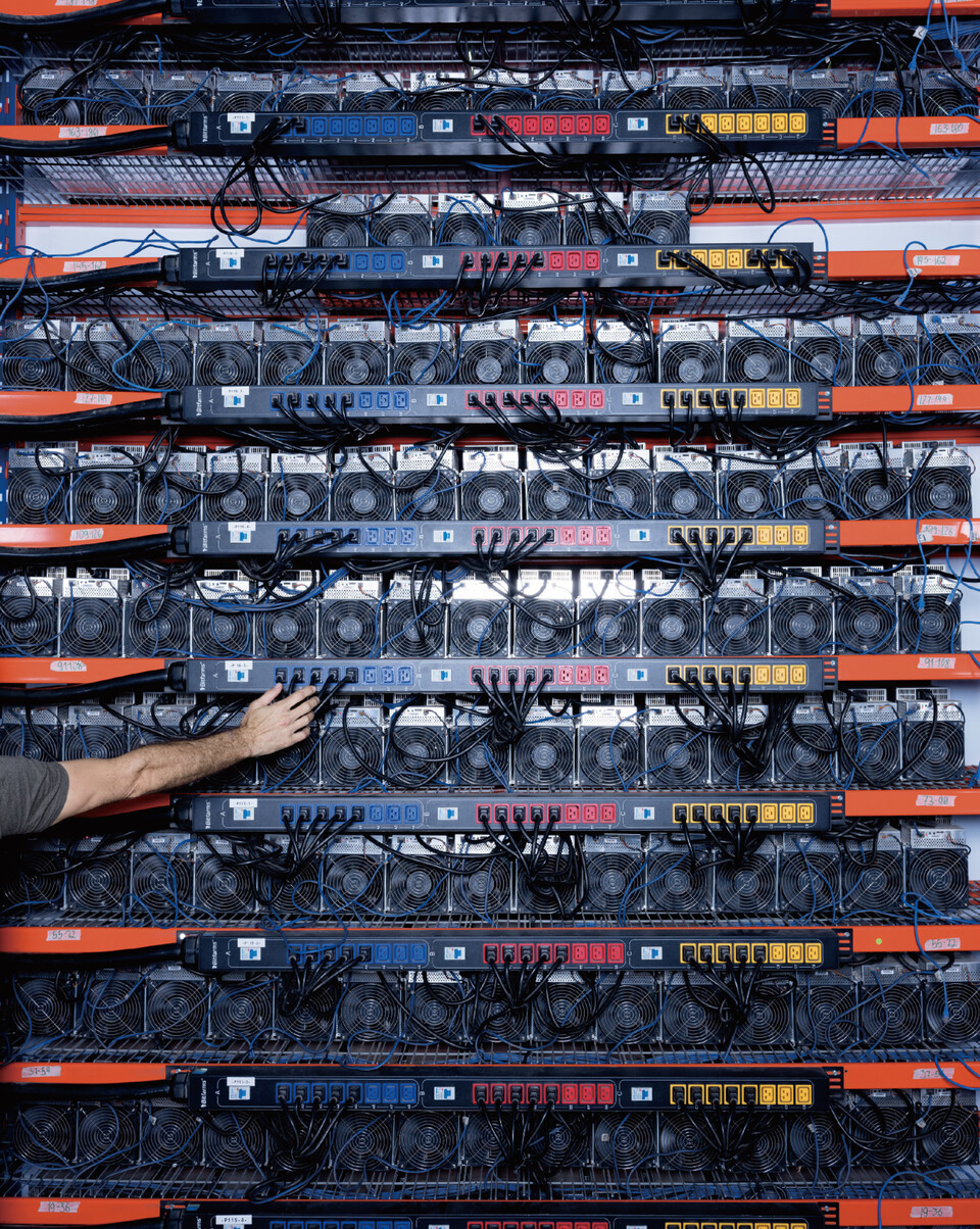 채굴 중인 암호화폐캐나다 퀘벡에 소재한 비트팜스의 셔브룩 채굴시설에서 비트코인을 채굴하는 컴퓨터들. [사진=포춘]