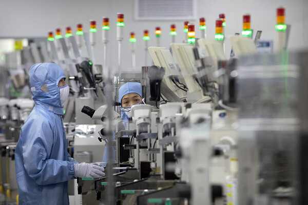 2020년 5월 중국 르네사스 반도체 공장에서 임직원들이 장비를 살피고 있다. [사진 AP=뉴시스] 