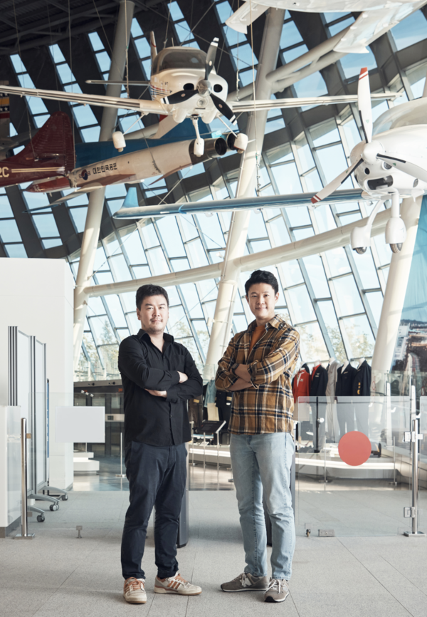김재형 플라나 CEO와 이진모 CPO가 지난 8월 17일 서울 강서구 국립항공박물관에서 인터뷰에 앞서 사진 촬영하고 있다. 이들 창업자는 하이브리드 동력이 UAM의 미래가 될 것으로 보고 있다. [사진=정민영]