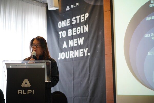 정수영 매스아시아 대표가 개인형 전동 모빌리티 기기 브랜드 '알피(ALPI)'를 소개하고 있다. [사진=매스아시아]