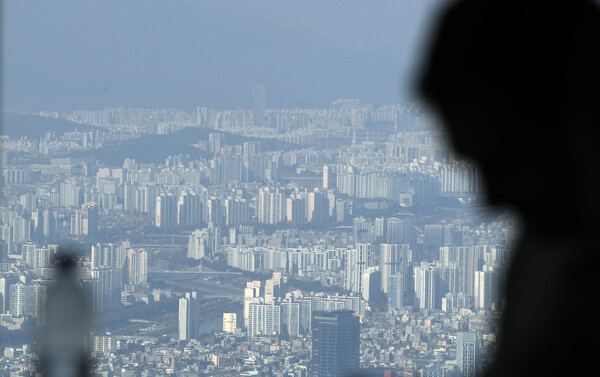 꺼질 줄 모르는 기준금리로 대출을 받은 사람들의 이자 납입 부담만 커지고 있다. [사진 뉴시스]