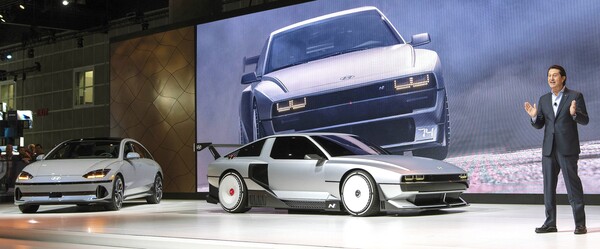 지난해 11월 '2022 LA 오토쇼'에서 호세 무뇨스 현대차 사장이 '아이오닉 6'와 'N Vision 74'를 소개하고 있다.  [사진=현대자동차]
