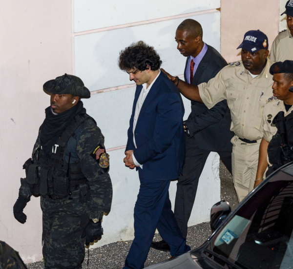 바하마에서 체포된 가상화폐 거래소 FTX 창업자 샘 뱅크먼-프리드(가운데)가 2022년 12월13일(현지시간) 바하마 수도 나소에 있는 법원에 출석한 뒤 이송되고 있다. [사진=뉴시스]