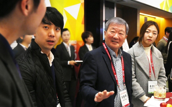 구본무 LG그룹 회장이 ‘LG 테크노 콘퍼런스’에서 석·박사급 인재들과 대화를 나누고 있다.