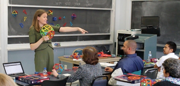 미국 UCLA 커티스센터 소속 교수들이 강의실에서 맥포머스를 활용한 교육 프로그램을 만들고 있다.