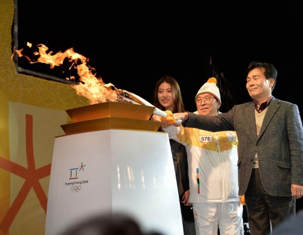 평창 동계올림픽 성화 봉송 모습.
