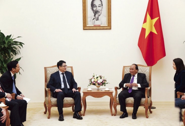 조현준 회장(왼쪽)과 응우옌 쑤언 푹 베트남 총리.