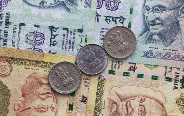 인도 경제가 가파른 성장률을 보이고 있다. 인도 루피화 지폐와 동전들.