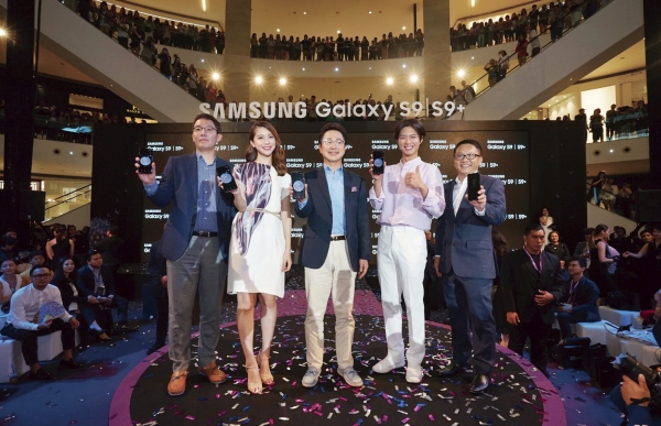 배우 박보검(왼쪽에서 두 번째) 등 말레이시아 쿠알라룸푸르 갤럭시S9 언팩 행사에 참석한 주요인사들이 제품을 들고 포즈를 취하고 있다.