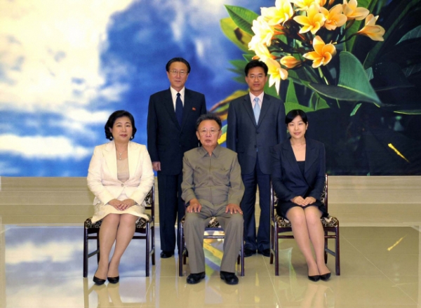 현정은 현대그룹 회장이 생전의 김정일 북한 국방위원장과 면담 후 기념 촬영을 했다.