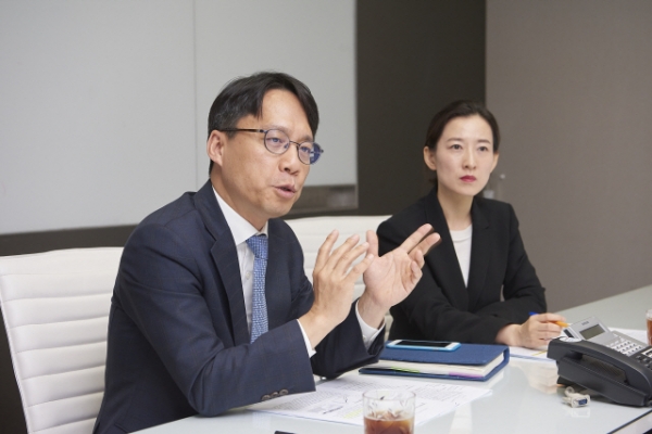 삼정KPMG 김광석 전무(왼쪽)와 조진희 수석연구원이 북한의 시장 잠재력과 투자 전략에 관해 이야기하고 있다.