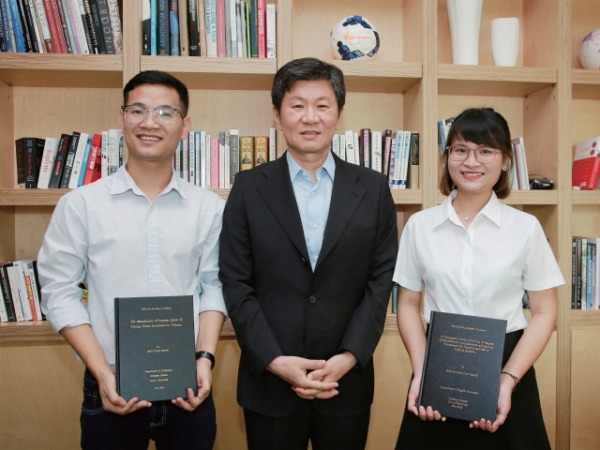 HDC현대산업개발 본사 접견실에서 정몽규 회장(가운데)과 함께한 딘 쑤언 쭝(왼쪽)과 응웬 응우옛 밍. 사진=HDC현대산업개발 제공.