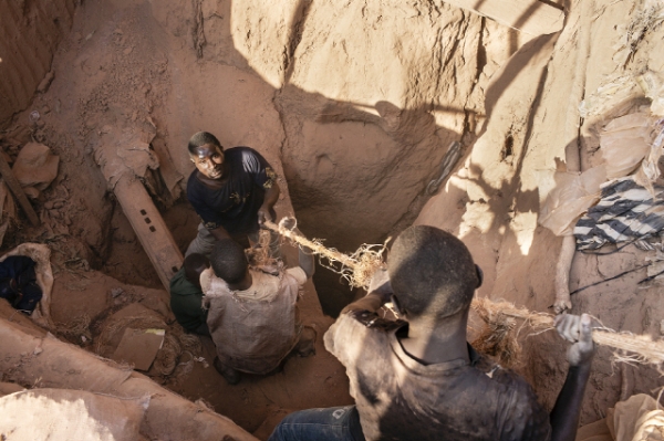 [사진=포춘US] 광부들이 콩고 콜웨지 인근 카술로 광산 안에서 코발트 더미를 끌어올리고 있다.
