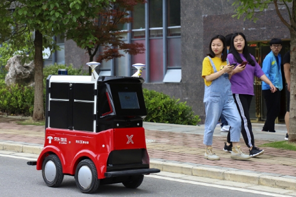 [사진=포춘US] 중국 구이양 시에서 물건을 배달하고 있는 무인로봇. 제이디닷컴은 무인로봇과 드론으로 고객층을 확대해왔다.