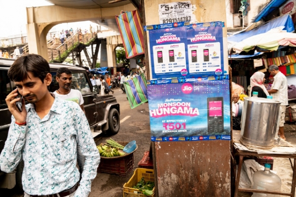 [사진=포춘US] 지오 상품을 파는 뭄바이의 한 가게. 지오의 등장 덕분에 인도 통신시장에서 모바일 데이터 가격인하 경쟁이 시작됐다.