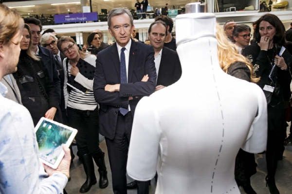 [사진=포춘US] LVMH의 CEO 버나드 아르노 Bernard Arnault가 유베카 마네킹을 살펴보고 있다.