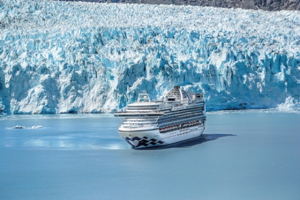 [사진=프린세스 크루즈]빙하를 배경으로 항해중인 프린세스 크루즈 모습.