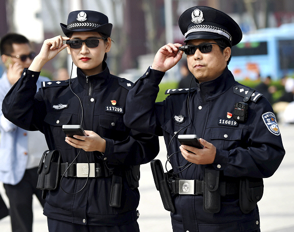 [사진=포춘US] 2018년 4월, 중국 허난성 뤄양의 경찰관들이 AI기술이 탑재된 특수 안경을 끼고 감시활동을 하고 있다.