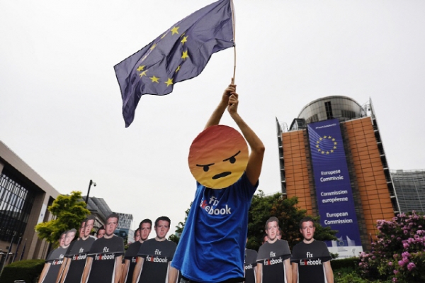 [사진=포춘US] 시민들이 지난해 5월 페이스북 CEO 마크 저커버그의 브뤼셀 방문에 앞서 시위를 벌이고 있다.