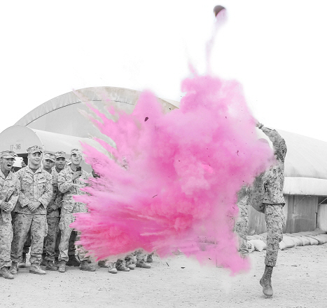 [사진=포춘US] 한 해병대 대위가 딸 출산을 축하하기 위해 분홍색 가루가 가득 든 축구공을 떠뜨리고 있다.