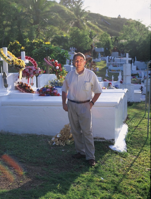 2003년 괌 우마탁 마을의 어느 묘지에서 포즈를 취한 폴 콕스.     사진=포춘US
