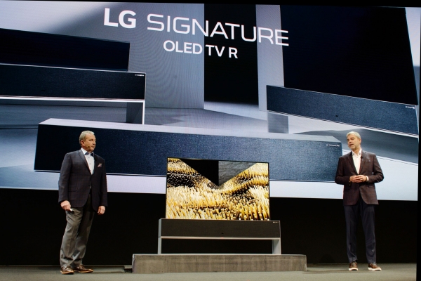 LG전자가 CES 2019에서 공개한 세계 최초 롤러블 OLED TV ‘LG 시그니처 올레드 TV R’. 사진 LG전자.