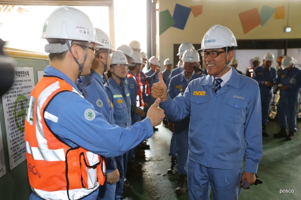 최정우 포스코 회장(오른쪽)이 포항제철소 2고로 생산현장을 방문해 직원들을 격려하고 있다. 사진 포스코.