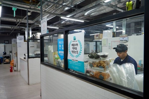 [사진=차병선 기자] 심플키친 역삼점에 입점한 포케집에서 음식을 조리하고 있다.