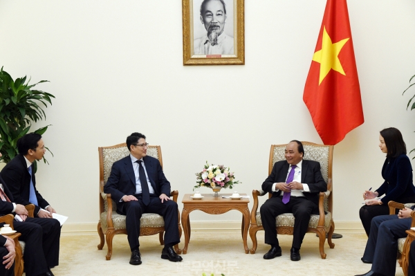 [사진=효성] 조현준 회장(왼쪽에서 두 번째)이 응우웬 쑤언 푹 베트남 총리를 만나 협력방안을 논의하고 있다.