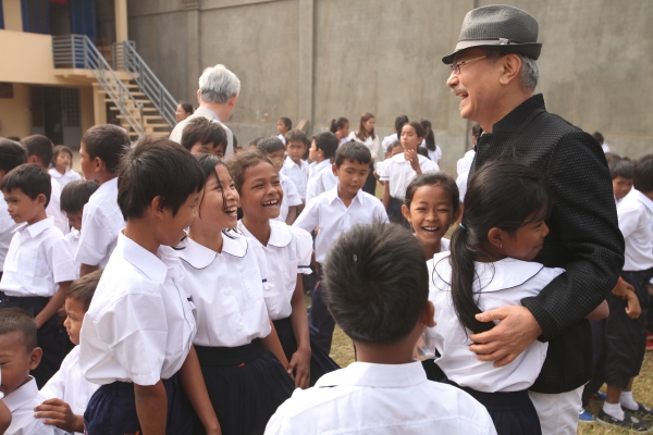 [사진=애터미] 지난 2016년 캄보디아 뻦머꽃 초등학교를 방문한 박 회장.