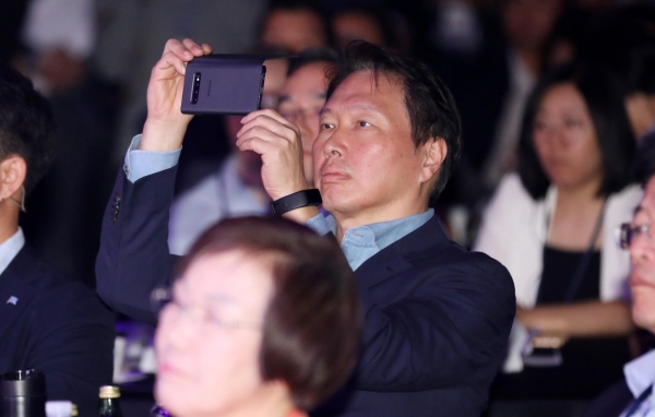 [사진=뉴시스] 소셜밸류커넥트 행사에 참석한 최태원 회장이 스마트폰으로 강연을 촬영하고 있다.