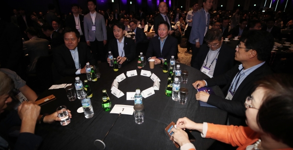 [사진=DB] '소셜밸류커넥트 2019'에 참석한 최태원(오른쪽 네번째) 회장.