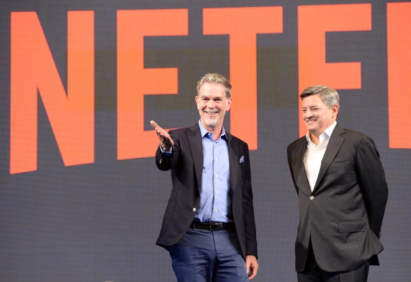 넷플릭스 창업자이자 최고경영자(CEO)인 리드 헤이스팅스(왼쪽)와 넷플릭스 최고콘텐츠책임자 테드 사란도스. 사진 넷플릭스 제공.