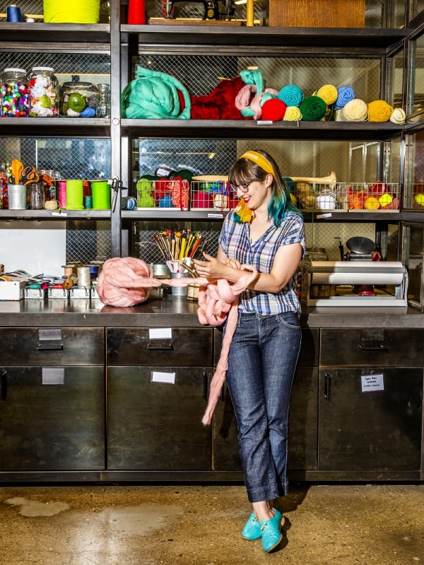 한 여성 직원이 엣시의 브루클린 본사에서 뜨개질 작업을 하고 있다. 엣시는 충성 고객층 덕분에 경쟁업체들을 물리칠 수 있었다. 사진=포춘US