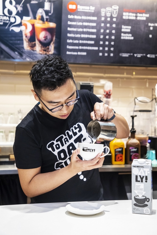 홍콩 커피전문점의 한 바리스타가 라테 거품을 만들기 위해 오틀리 제품을 사용하고 있다. 사진=포춘US