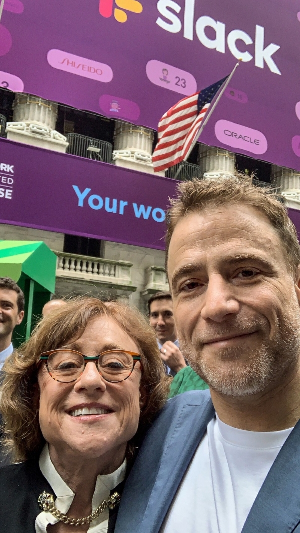 슬랙 CEO 스튜어트 버터필드와 그의 어머니 노마 버터필드가 지난 6월 회사 주식의 직상장을 기념하며, 뉴욕 증권거래소 건물 밖에서 함께 촬영을 하고 있다. 사진=포춘US