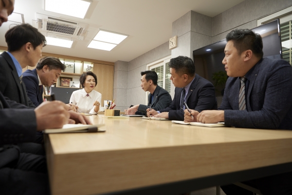 [사진=차병선 기자] 사내 영업팀과 회의를 하고 있는 서순희 회장.