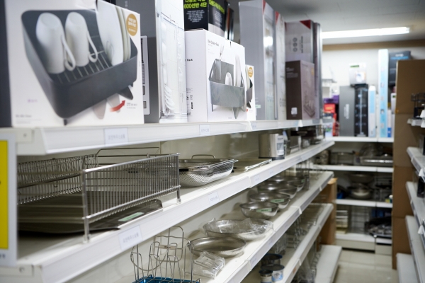 [사진=차병선 기자] 국내 주요 온오프라인 쇼핑몰에서 판매되고 있는 식기건조대를 포함한 영인정공의 주력 주방용품들.