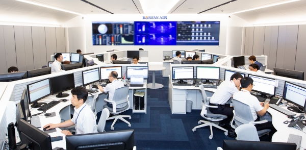 지난해 7월 대한항공은 서울 강서구 방화동 소재 전산센터에 클라우드 커맨드센터(Cloud Command Center)를오픈했다. 이곳에서 대한항공의 네트워크, 데이터센터 및 보안 운용을 실시간으로 관제하고 있다.