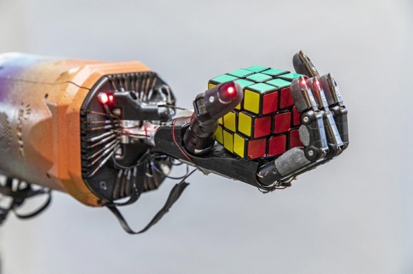 오픈AI의 큐브 맞추기 로봇 손. 사진=포춘US
