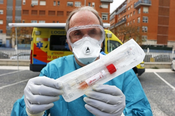 사진에 나오는 스페인 말라가에서처럼, 드라이브 스루 면봉 검사는 선호되는 코로나바이러스 진단법으로 자리잡고 있다. 사진=포춘US
