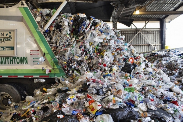 쓰레기 범람: 뉴욕 주 스미스타운은 폐플라스틱 가격 폭락으로 재활용 시스템이 붕괴됐다. 사진=포춘US