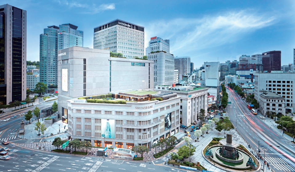 서울 명동 신세계 백화점 본점. 91년의 역사를 자랑한다. 우리나라 오프라인 유통매장, 그중에서도 백화점 역사를 대변한다. 사진=신세계