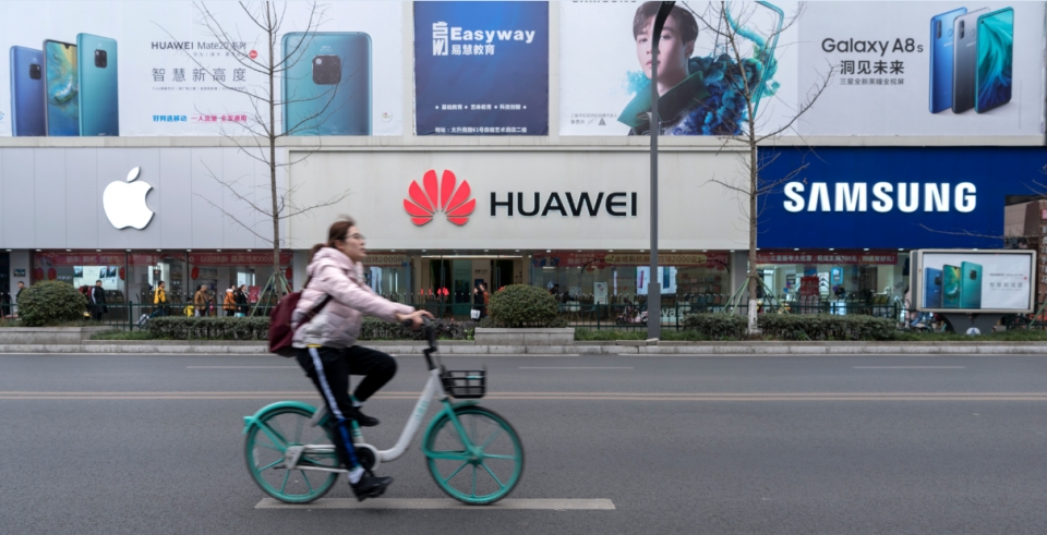 휴대폰 상점이 밀집된 중국 거리. 삼성, 화웨이, 애플의 간판이 어깨를 나란히 하고 있다. 사진=셔터스톡