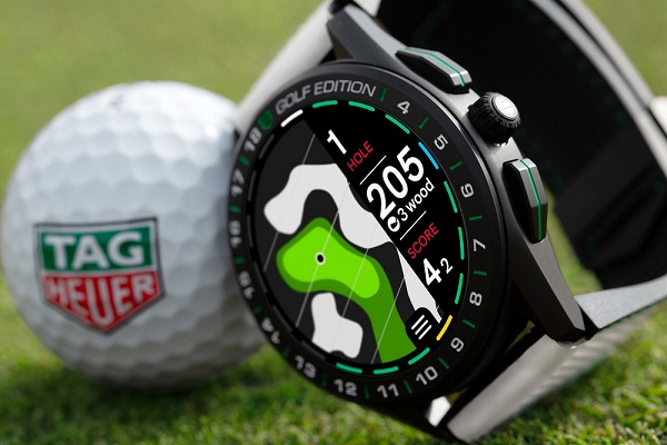 골프 코스 측정을 할 수 있는 태그호이어 커넥티드 골프 에디션.