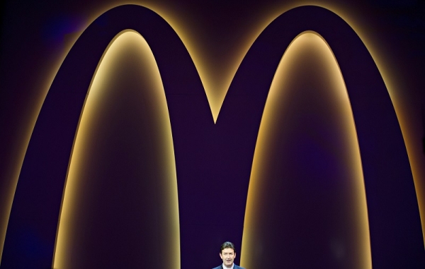 2015년 CEO 스티브 이스터브룩이 프랑크푸르트 국제공항 맥도널드 매장의 재개장 기념식에서 연설을 하고 있다. 사진=포춘US