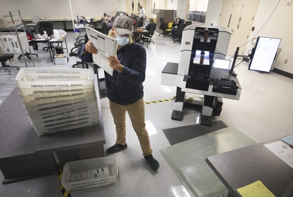 한 선거 관리소 직원이 피닉스에서 투표 용지를 다루고 있다. 애리조나는 조사관들이 선거 조작 증거를 찾으려 했지만, 발견하지 못한 주들 중 한 곳이다. 사진=포춘US