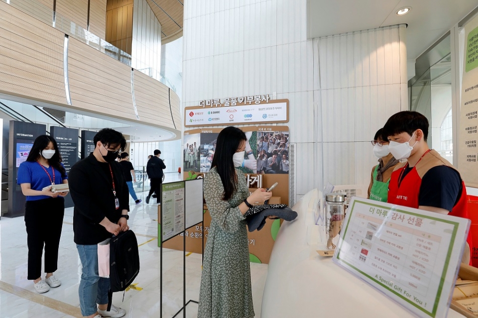 롯데월드타워 입주 업체 임직원들이 '더 마루' 프로젝트에 참여하고 있다. 사진=롯데물산 제공