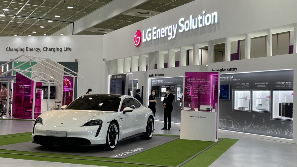 LG에너지솔루션은 9일 개막한 인터배터리 2021 행사에서 포르쉐 타이칸 전기차를 전면에 내세웠다. 사진=조재환 기자