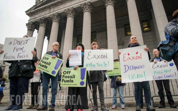 팽배한 불신 환경운동가들이 2019년 10월 뉴욕 주 대법원 밖에서 시위를 벌이고 있다. 뉴욕 검찰총장은 엑손이 투자자들에게 기후변화로 인한 재무 위험을 제대로 알리지 않았다는 혐의로 제소했다.하지만 엑손이 승소했다.